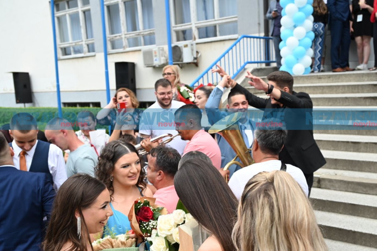 Maturanti Tehničke škole se uz pjesmu opraštaju od školskih dana (FOTO)