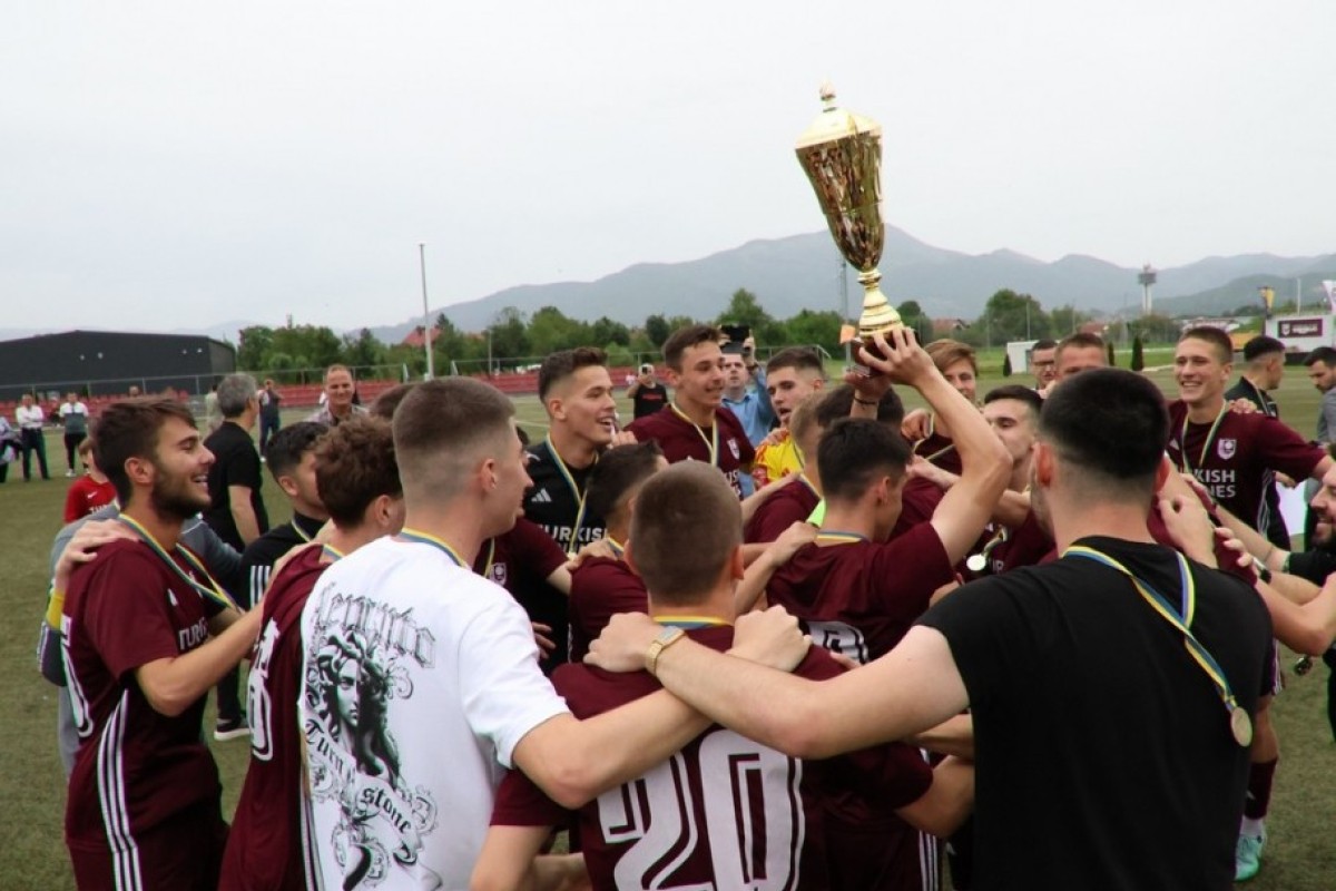 Omladinci Sarajeva kolo prije kraja podigli šampionski pehar
