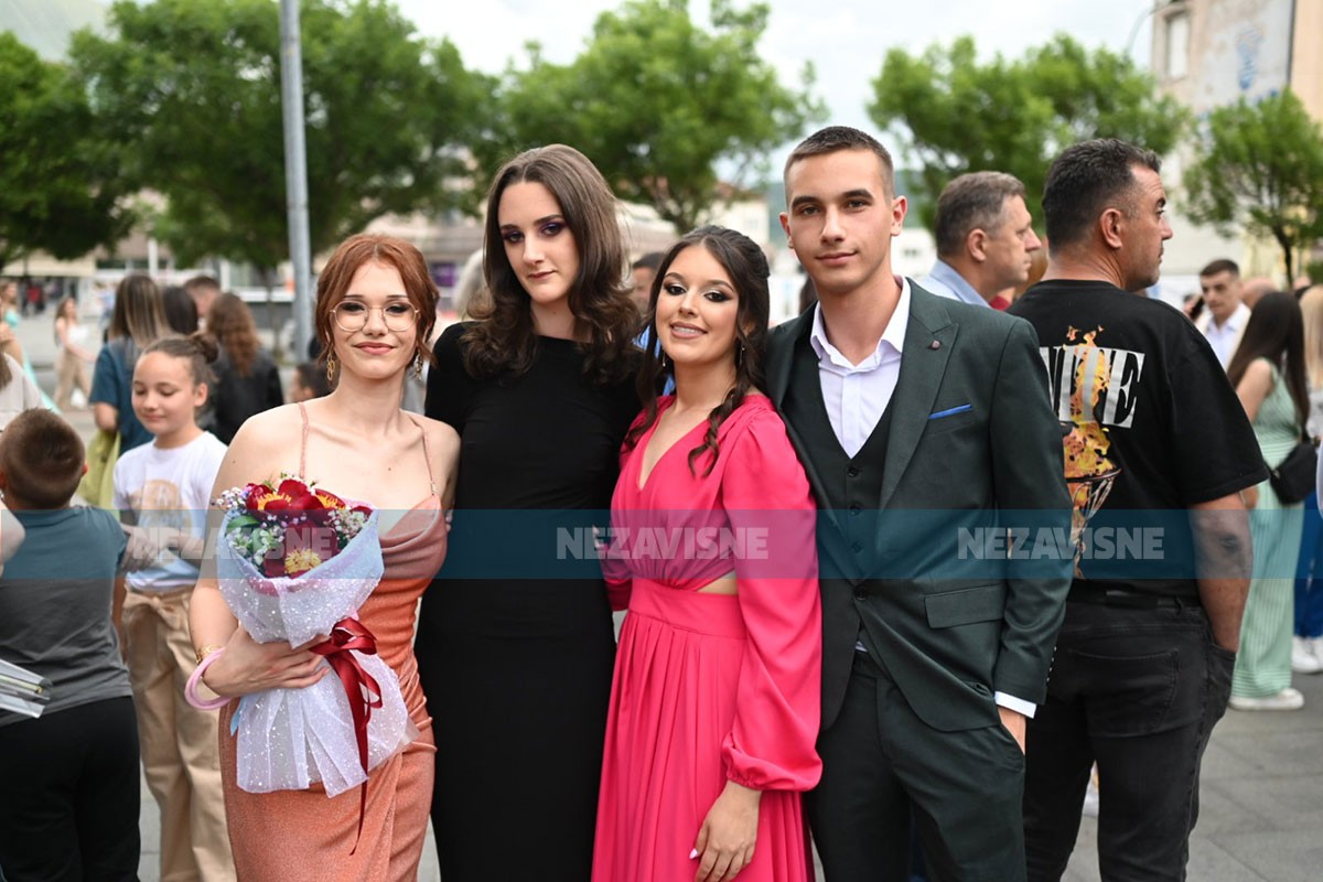 Kiša i oblaci nisu pokvarili matursko veče banjalučkih gimnazijalaca (VIDEO, FOTO)