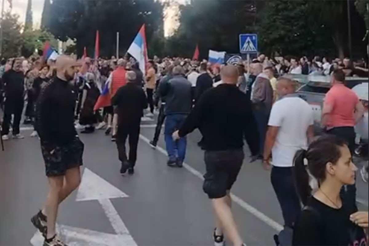Protest u Podgorici protiv rezolucije o Srebrenici: Veliki broj policajaca između zgrada