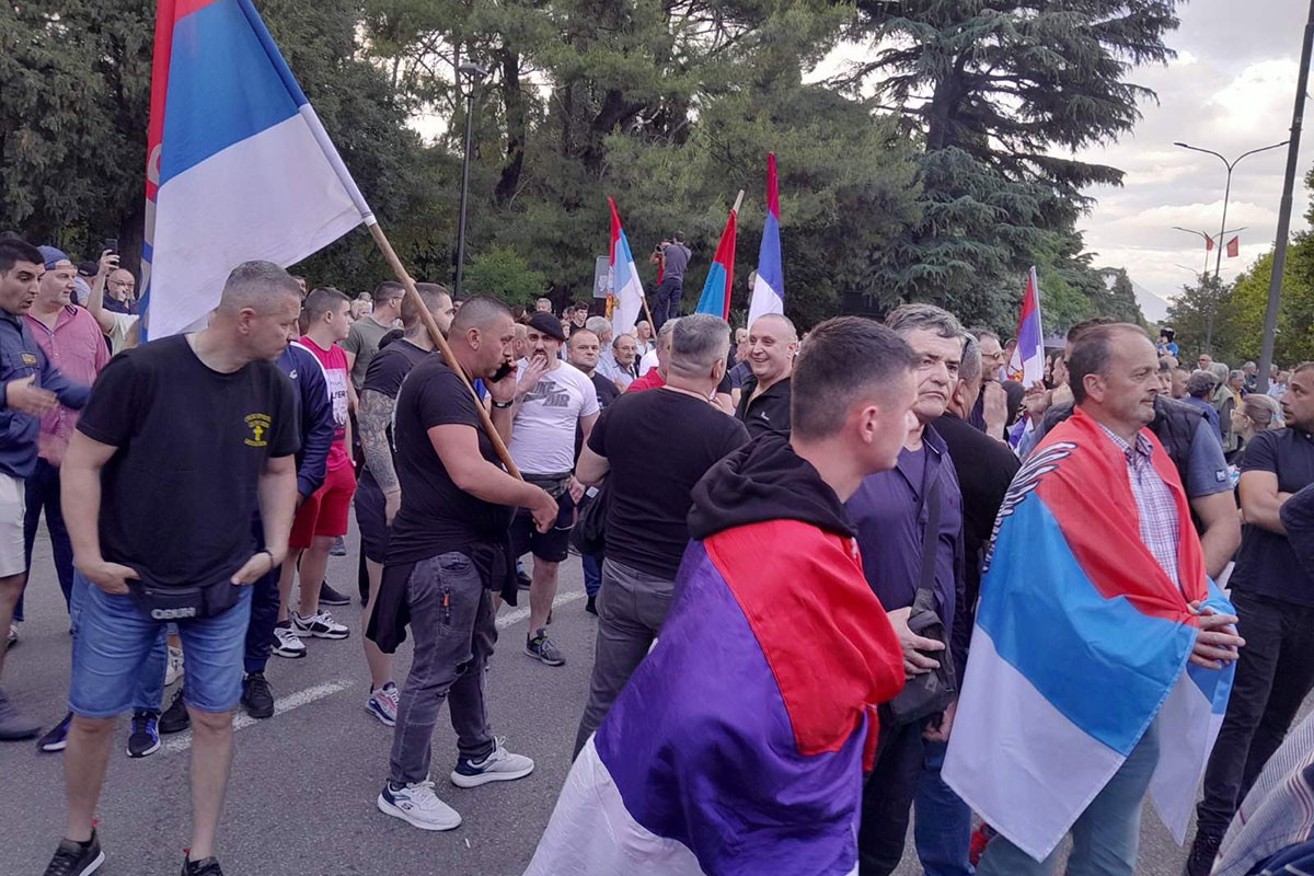 Trobojke i skandiranje na protestu protiv rezolucije u Srebrenici: "Izdaja, izdaja" (FOTO)