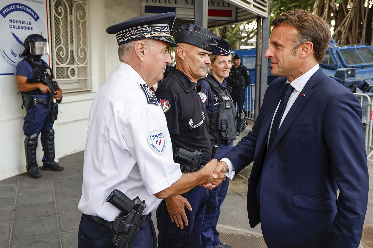 Makron stigao u Novu Kaledoniju, najavio ostanak policijskih snaga