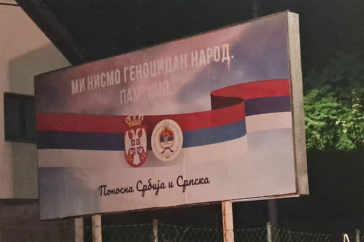 Vlada RS zasjeda u Srebrenici, osvanuo bilbord "Mi nismo genocidan narod. Pamtimo"
