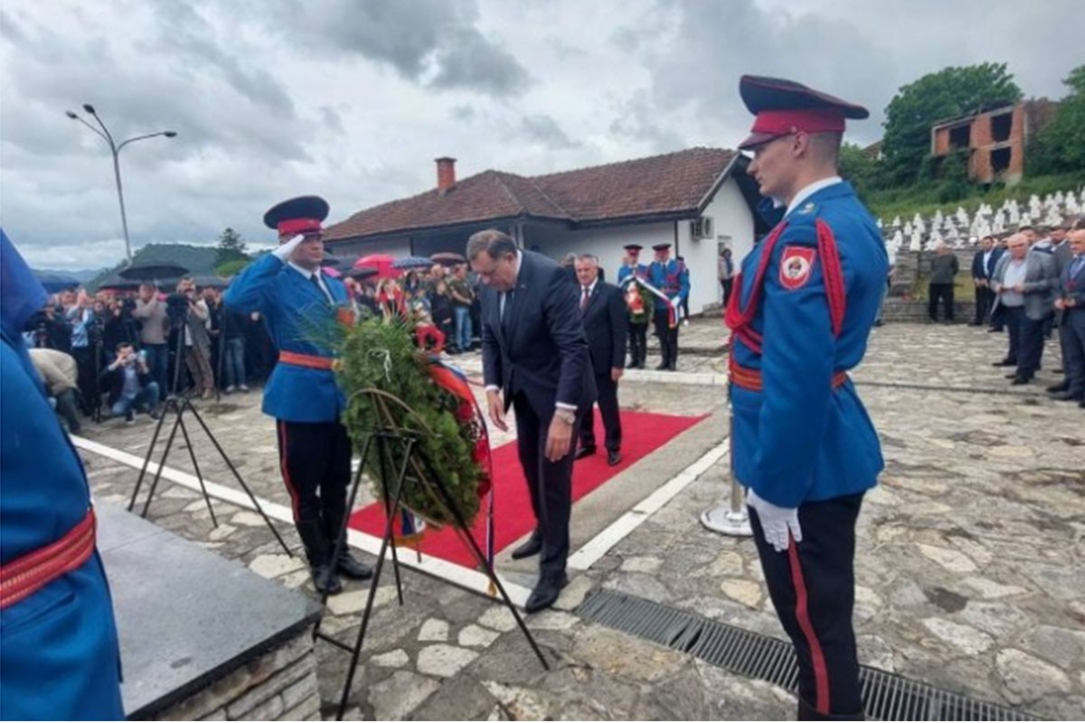 Zvaničnici Srpske položili vijenac na Centralni spomen-krst na bratunačkom groblju