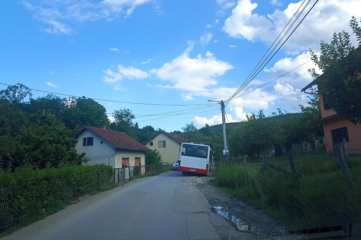Autobus za Debeljake sletio u kanal (VIDEO)