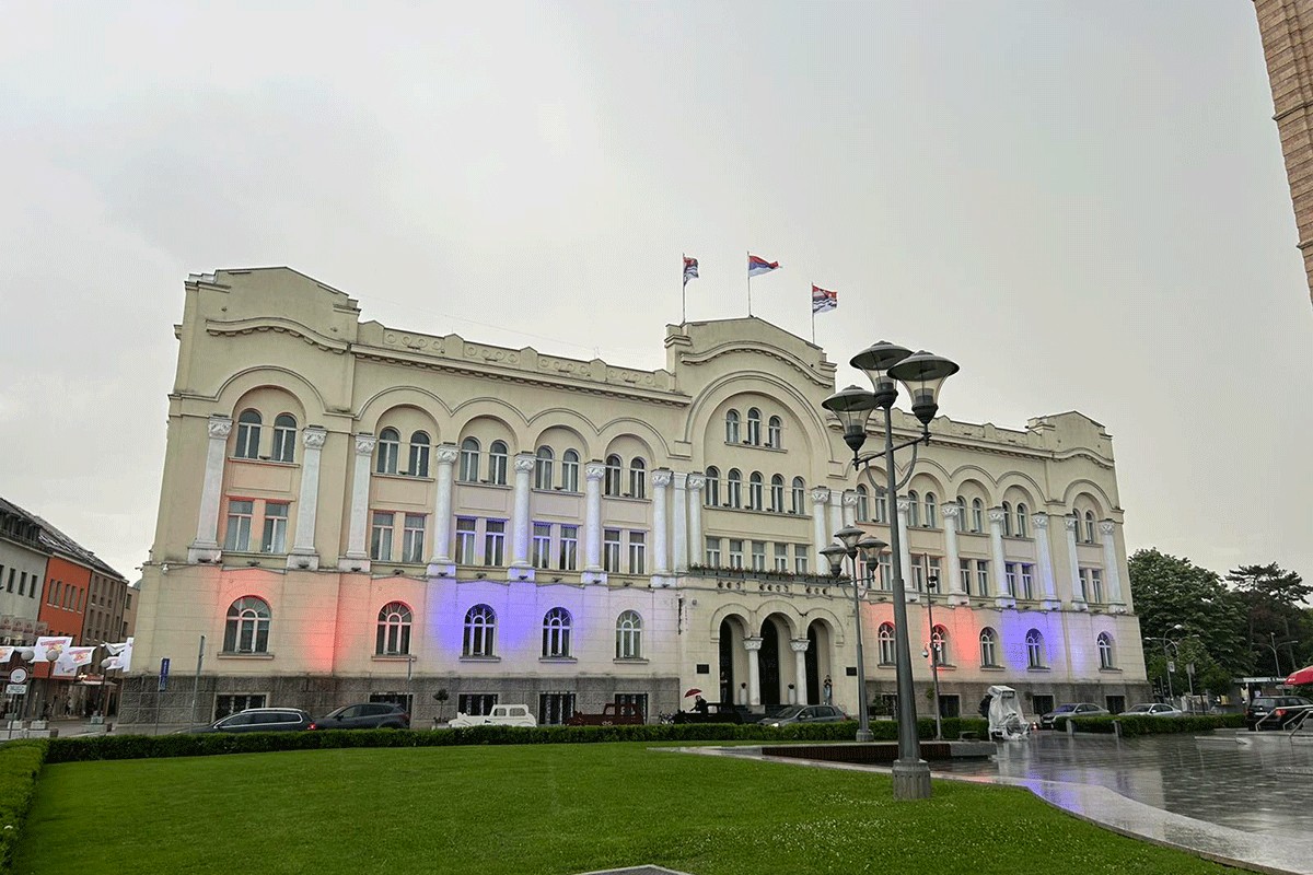 Gradska uprava Banjaluka u bojama srpske trobojke (VIDEO)