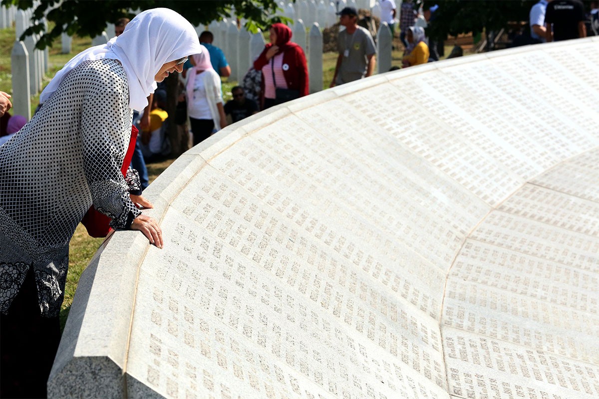 Na spomen-pločama u Potočarima više desetina ljudi koji su i dalje živi