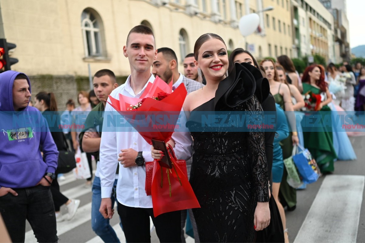 Maturanti svojom ljepotom rastjerali kišne oblake (FOTO, VIDEO)