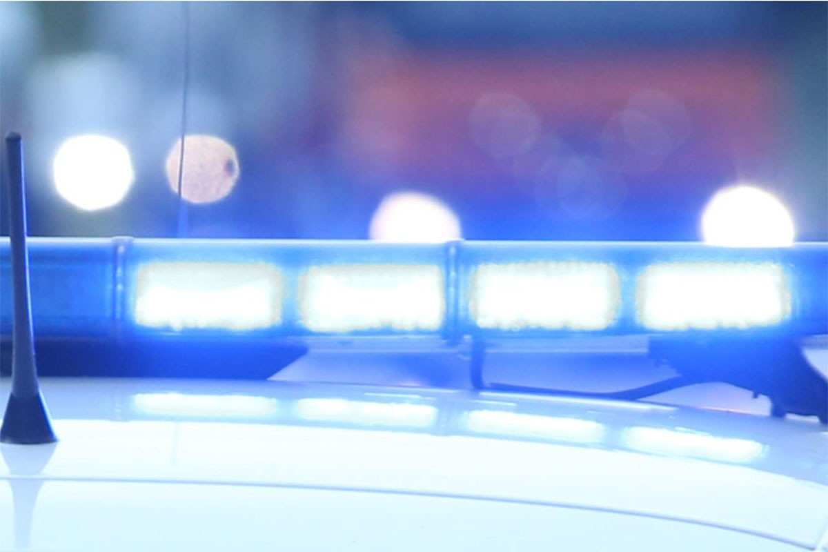 Vozilom udario policajca pa pobjegao