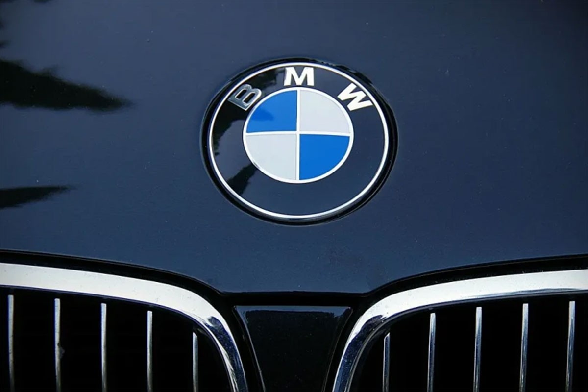 Zbog stanarine cjepanicom razbio staklo na BMW 5