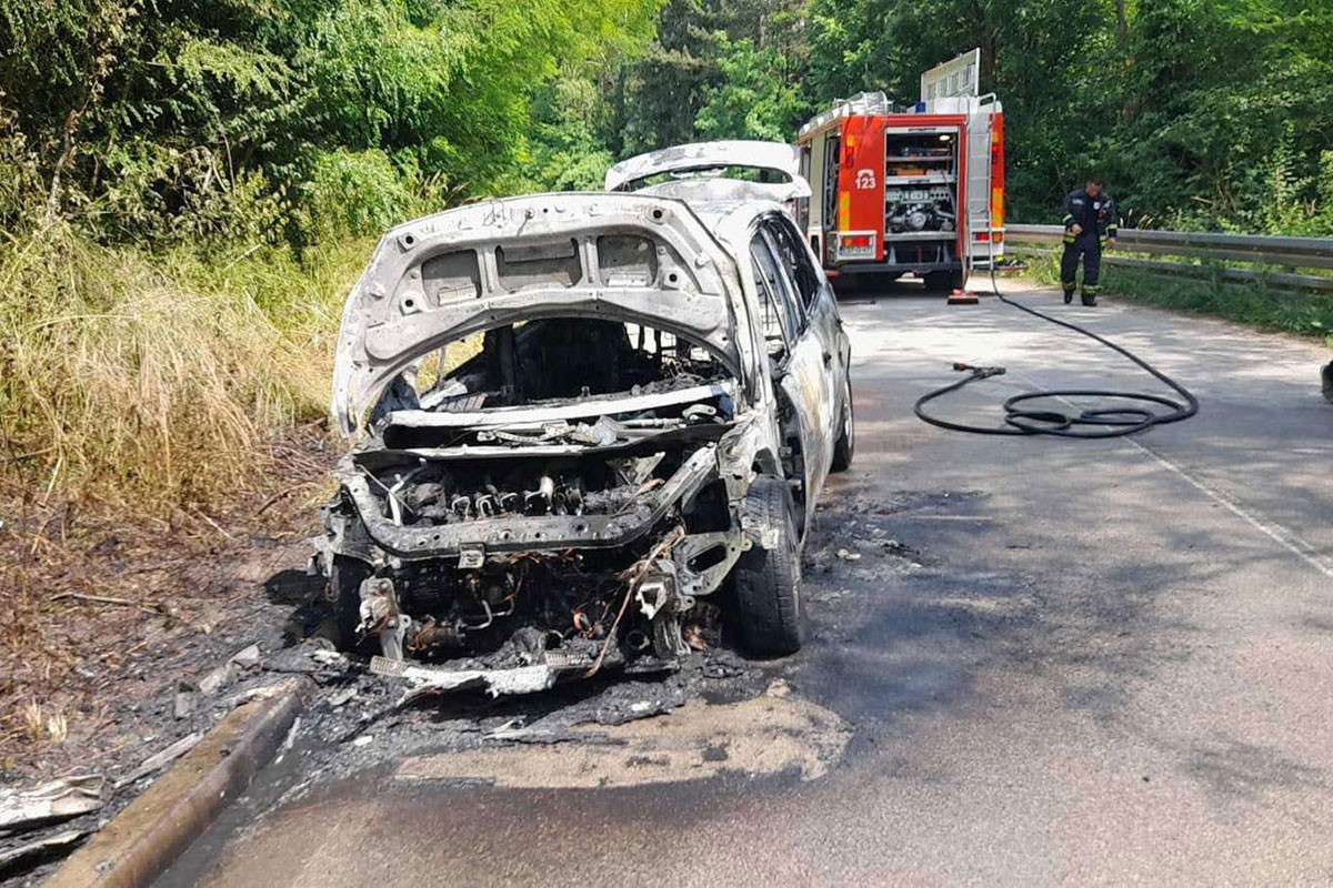 Izgorio automobil u Banjaluci, šteta ogromna (FOTO)