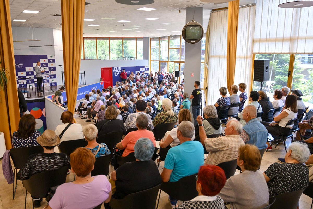 Stanivuković uručio nove kartice za besplatan prevoz penzionerima