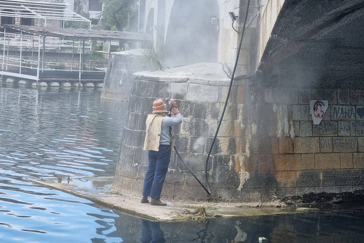 Pjeskarenje Kamenog mosta u Trebinju