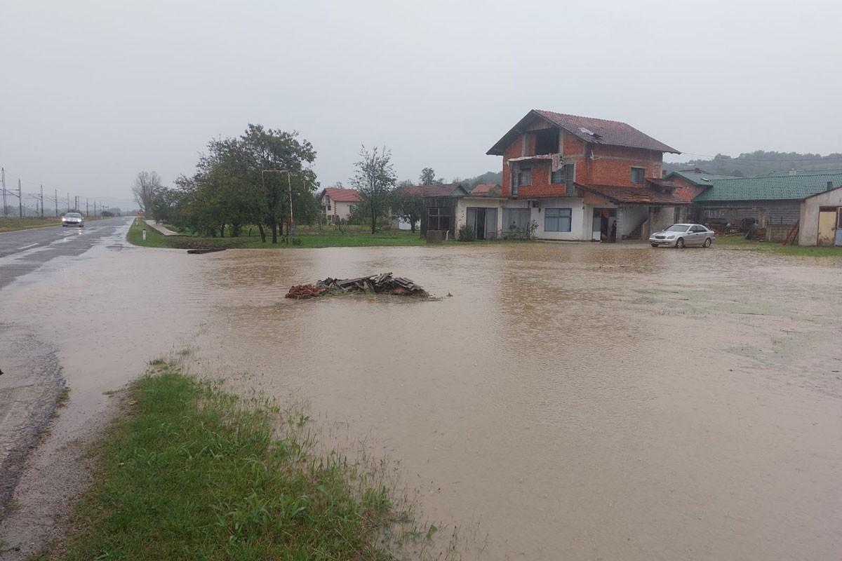 Nevrijeme ostavilo ogromnu štetu u Novom Gradu (VIDEO)