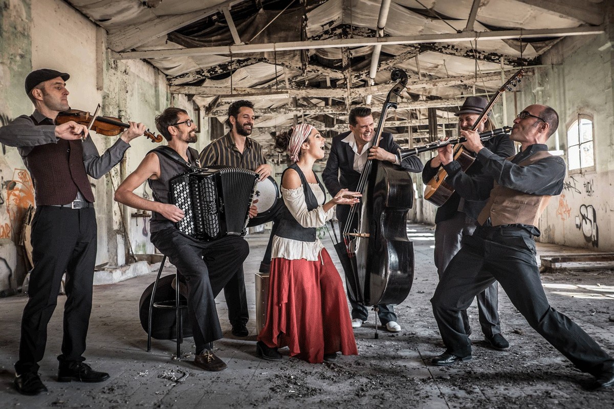 "Barcelona Gipsy balKan Orchestra" za kraj sezone u "Jazavcu"