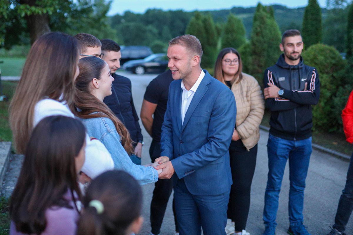 Bočac dobio javnu rasvjetu, sa mještanima se susreo i Stanivuković