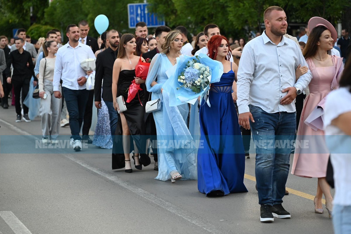 Maturanti i večeras uljepšali Banjaluku (FOTO, VIDEO)