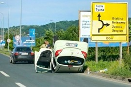 Nezgoda u Tuzli: Automobil se prevrnuo na krov