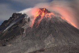 Vulkan Ibu u Indoneziji eruptirao dva puta izbacujući usijanu lavu