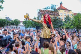 Počeo još jedan „Trotoart“: Ples, zabava i fenomenalne akrobacije ...