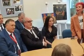 Učenici ruske škole zapjevali Dodiku: "Ružo rumena" (VIDEO)