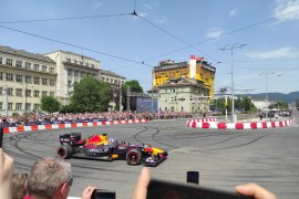 Adrenalinski spektakl: Šampionski bolid Red Bula zagrmio ulicama ...