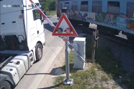 Kamere snimile još jednog nesavjesnog vozača na pružnom prelazu ...