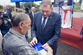 Dodik uručio ključeve stanova za 12 izbjeglih i raseljenih porodica