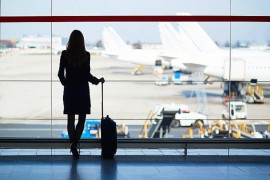 Žena se skinula gola nasred aerodroma: Prošetala pored šokiranih ...