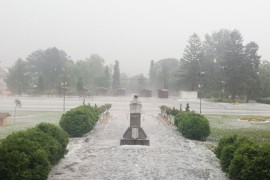Superćelijska oluja "hara" Srbijom: Led se sručio na gradove, ulice ...