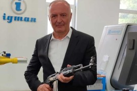 Helez se slikao sa prvom bh. puškom (FOTO)
