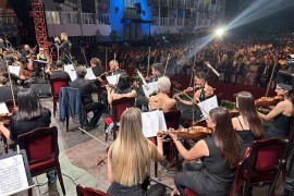 Koncert "Poklon Republici": Publika uživala u nastupu više od 80 ...