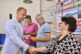 Stanivuković podijelio penzionerima nove kartice za besplatan javni ...