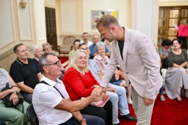 Stanivuković uručio nove kartice za besplatan prevoz i rješenja o ...