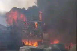 Gori fabrika u Šidu, odjekuju eksplozije (FOTO, VIDEO)