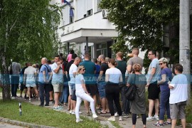 Dugi redovi ispred Policijske stanice Lazarevo u Banjaluci, građani ...