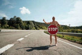 Go skakao po cesti i zaustavljao auta, sve zbog duga od 1.000 evra