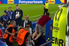 Navijač skočio sa tribine, obezbjeđenje spasilo Ronalda (VIDEO)