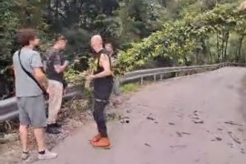 Ekipa iz Crvene jabuke naišla na srušeno stablo na cesti, pogledajte ...
