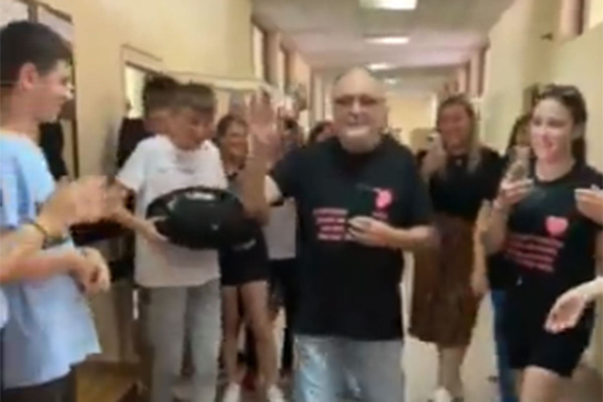 Profesor Lazić imao tri razloga za slavlje, iznenađenje mu priredilo pola grada (VIDEO)