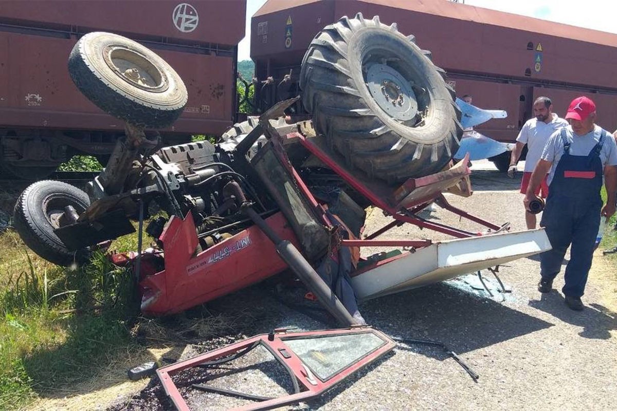 Teretni voz naletio na traktor u Modriči (FOTO)