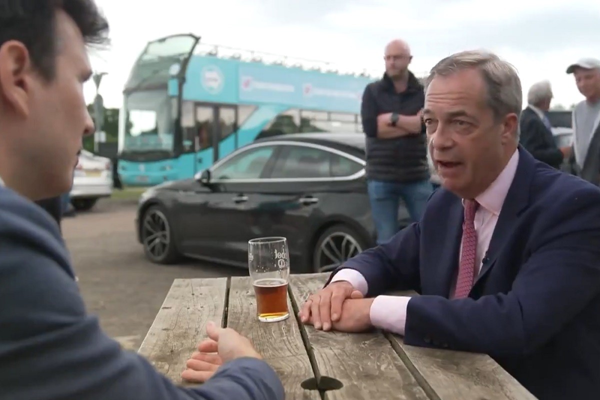 Napadnut britanski političar Najdžel Fardž (VIDEO)