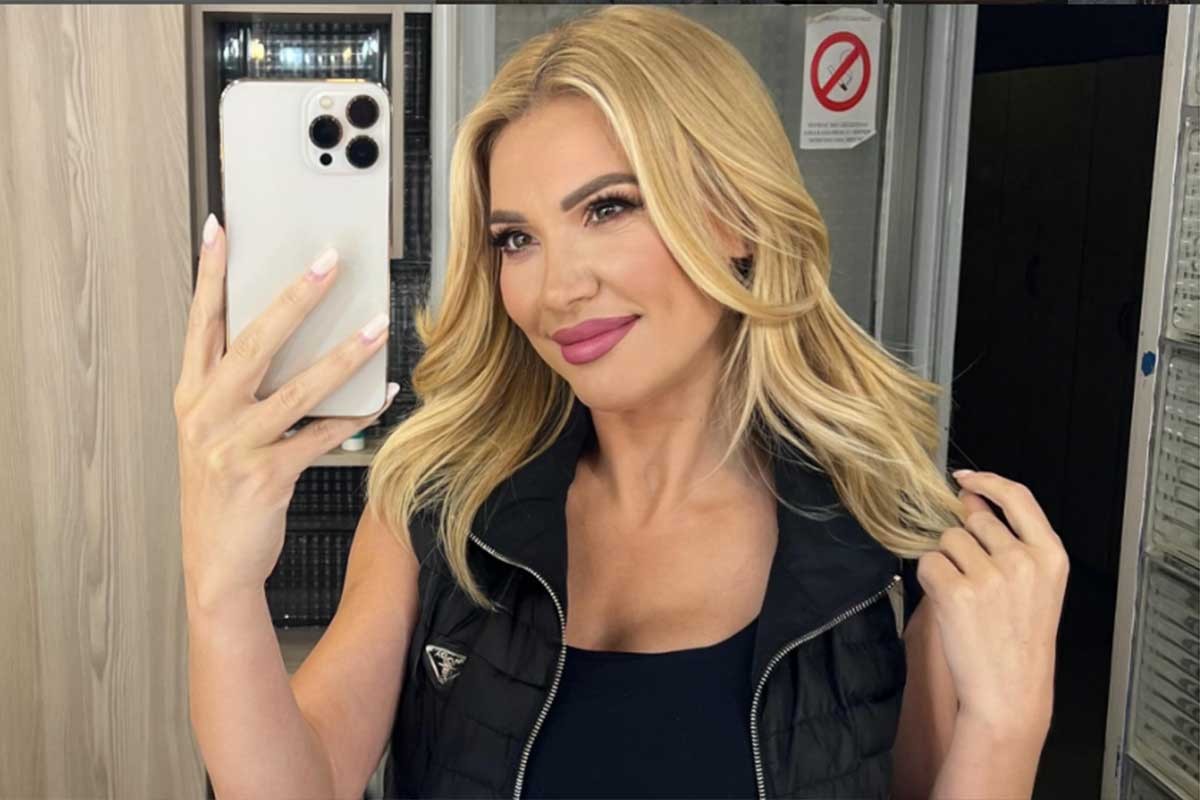 Skinula se voditeljka: Bomba u bikiniju (FOTO)
