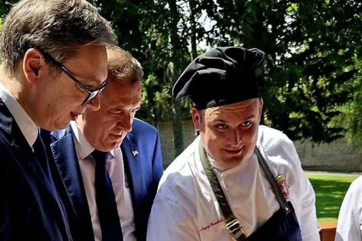 Vučić ugostio Srbe: Po ovoj vrućini najbolje je prase iz furune