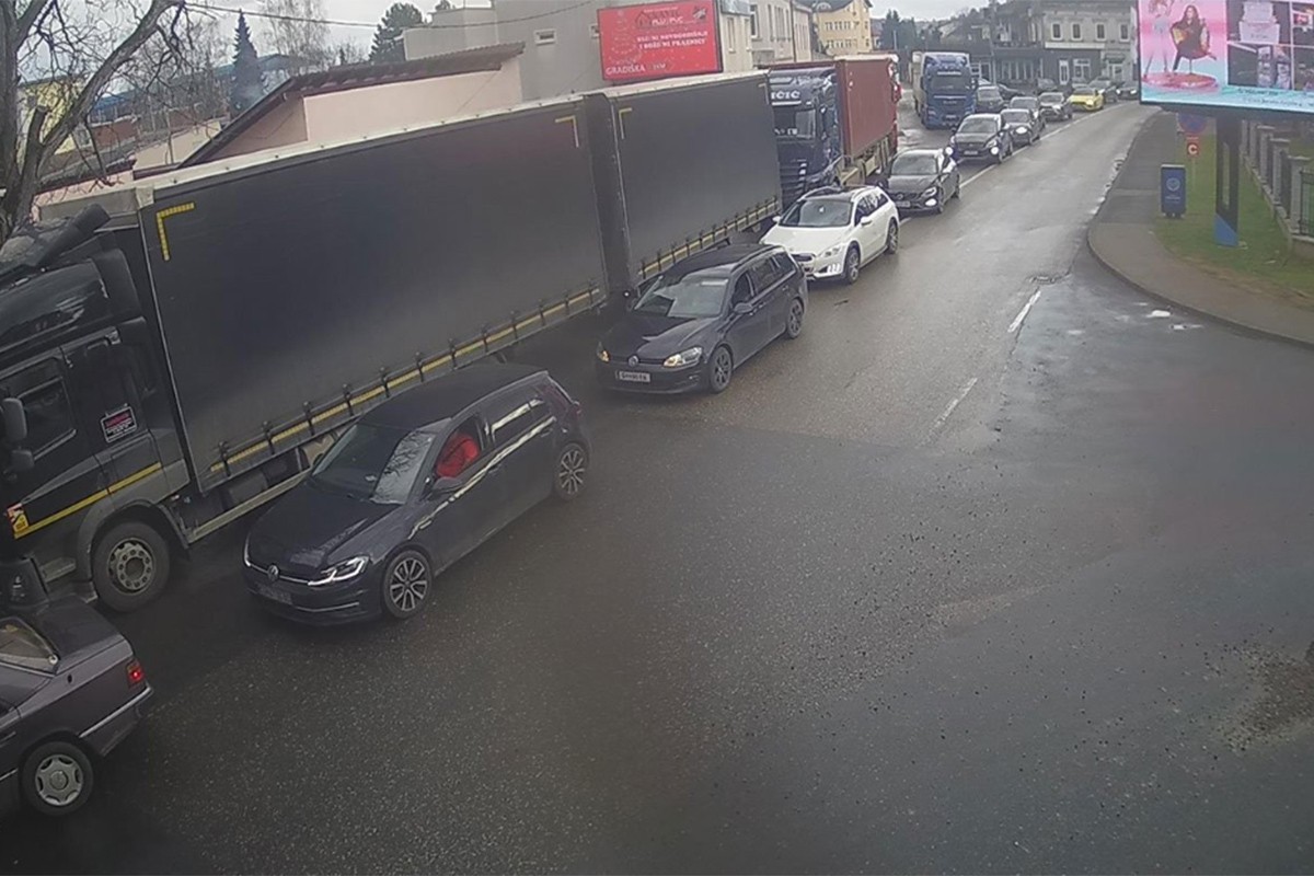 Poslije podne očekuju se gužve na graničnim prelazima