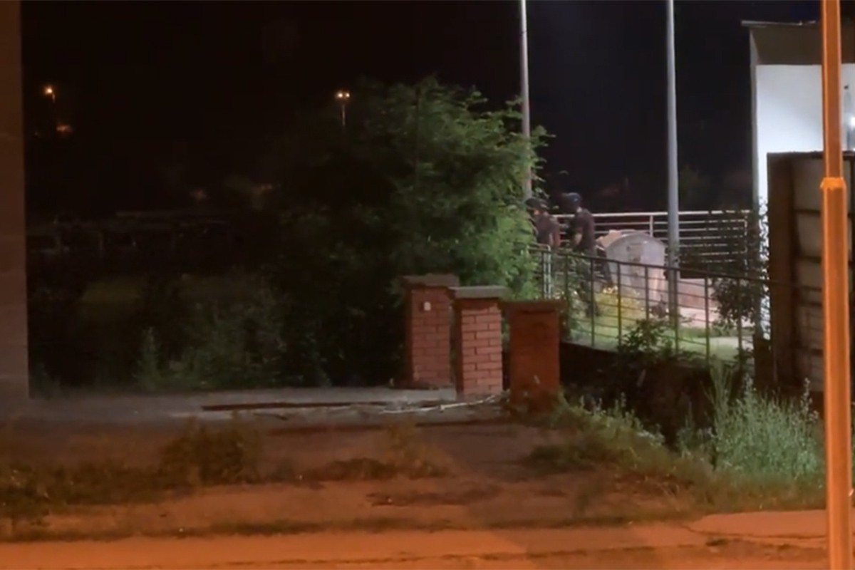 Okončana drama u Tuzli: Policija uhapsila golog i naoružanog muškarca