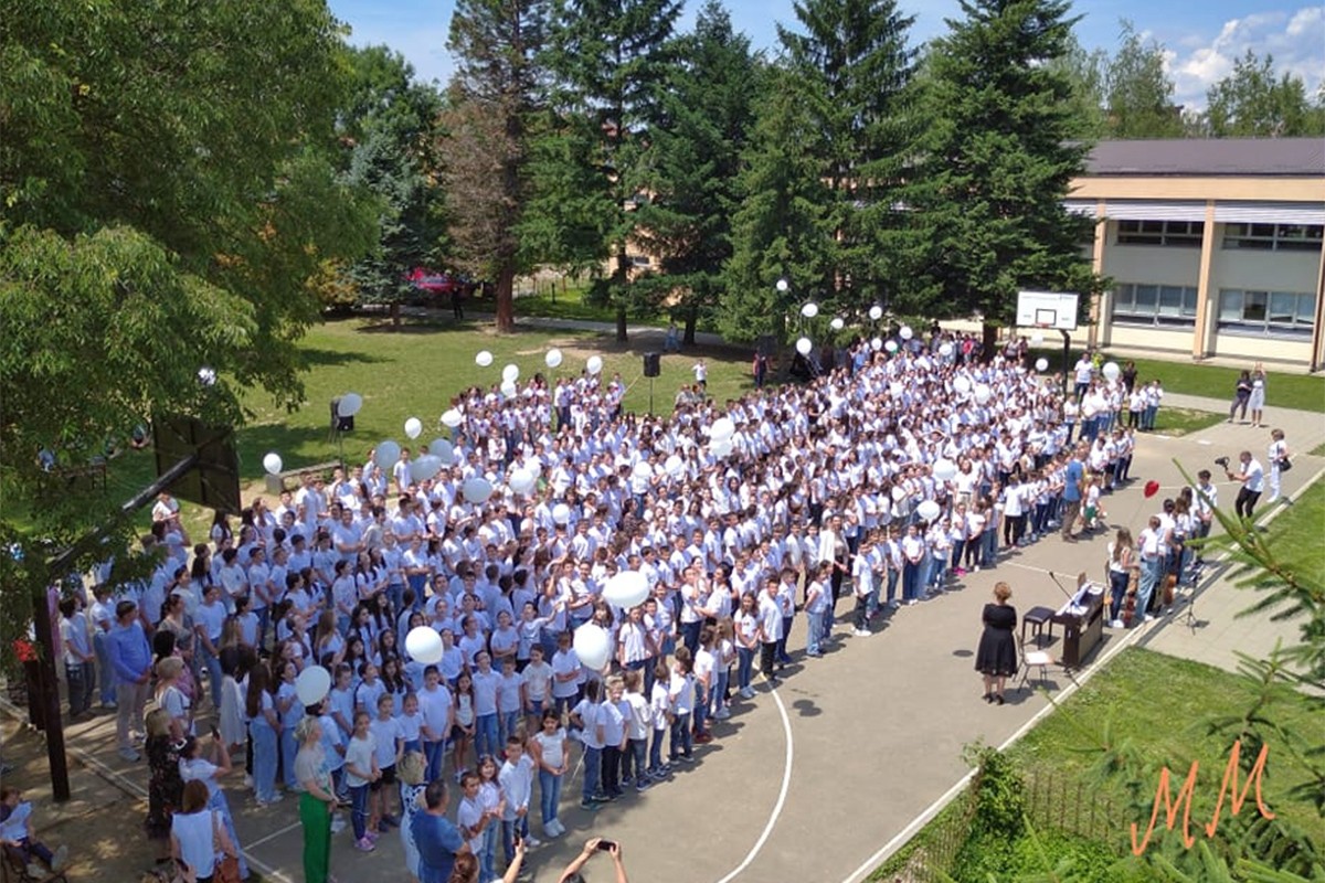 Učenici OŠ "Branko Radičević" pjesmom se oprostili od voljene pedagogice Milane (VIDEO)