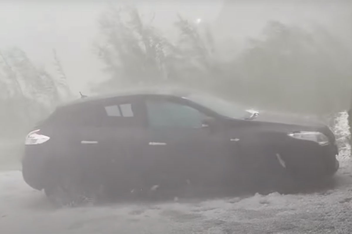 Jako nevrijeme u Austriji: Oštećeni krovovi i automobili (VIDEO)