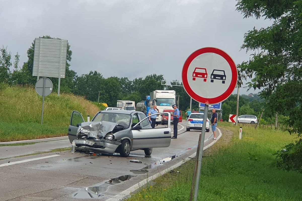 Teška nesreća kod Prnjavora: Jedna osoba poginula