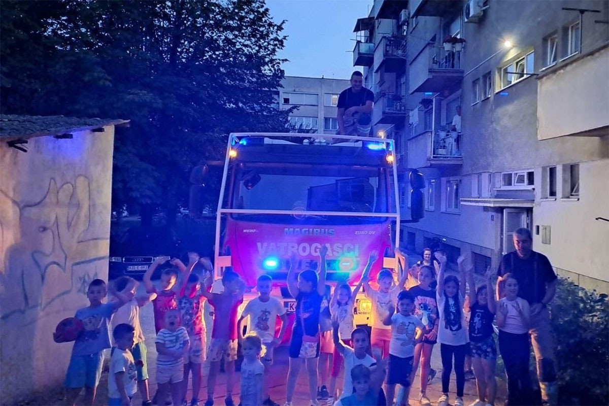 Prijedorski vatrogasci imali neobičnu intervenciju, nadgledale ih desetine očiju (VIDEO)